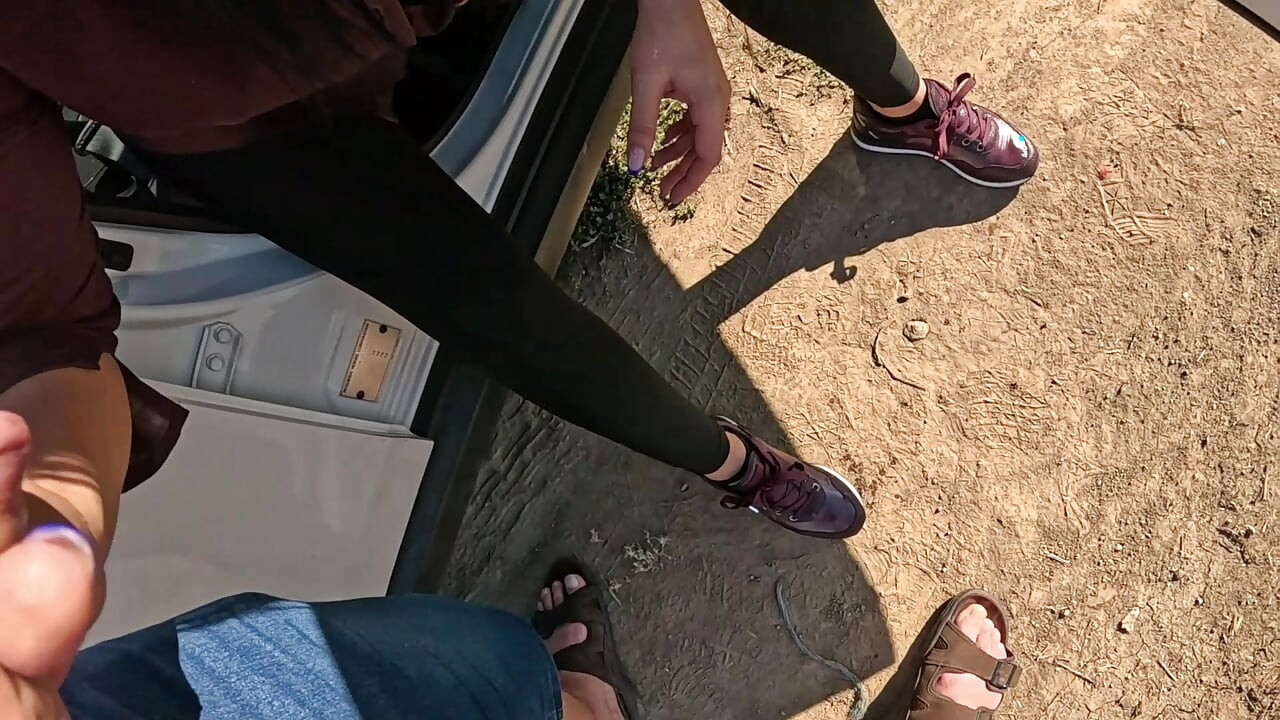 Intenso juego en el coche - leggings apretado, masturbación, mamada y facial desordenado 305