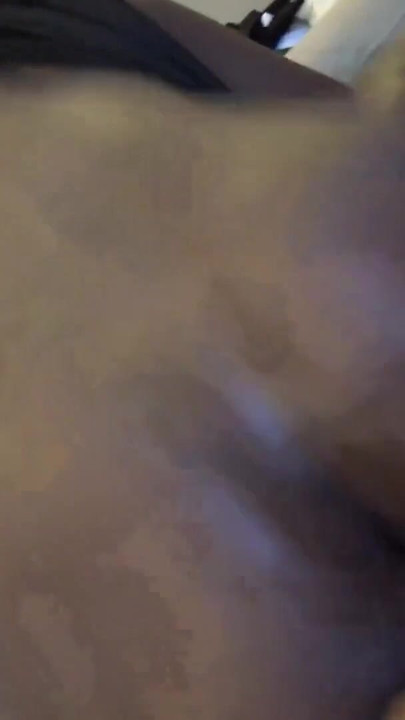 Amador ébano cavalga grande pau branco em primeiro plano, vaqueira depois de garganta profunda dura | Clipe 1