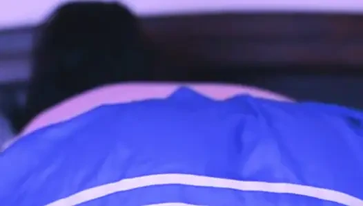 Gadis sekolah menggoda saudara tirinya dan melompat ke kontolnya yang keras