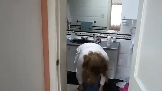 Baldızım ona yarağımı göstermemi ve mastürbasyon yapmamı isterken gösteriş yapmayı seviyor