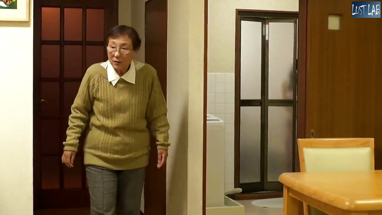 Glimpse neglijent - observând reacția lui, ea lasă în liniște momentul să meargă mai departe - partea 4