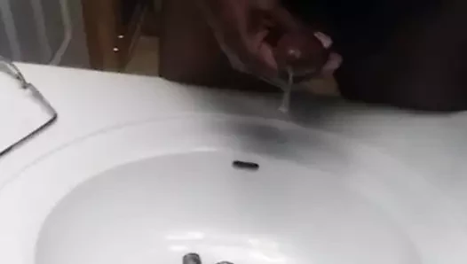 pissing içinde the lavabo