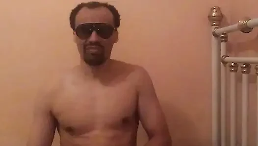 Yoğun bakışlar, ince gülümsemeler ve göz ardı etmek imkansız bir cazibe