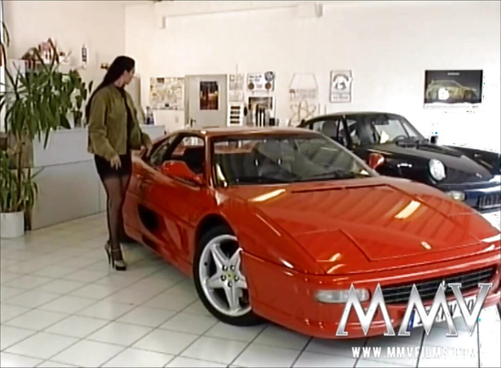 Zgodna brineta jebe se za auto