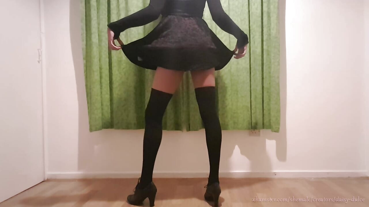 Curvă sissy tachinând seducător în All Black