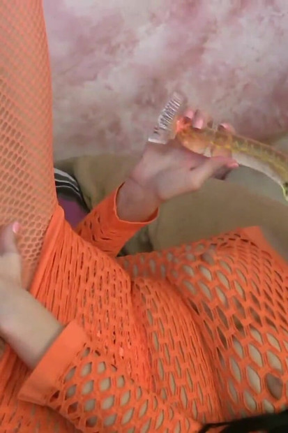 Une bombasse en résille déchire ses collants et s'enfile un gode dans sa chatte rasée