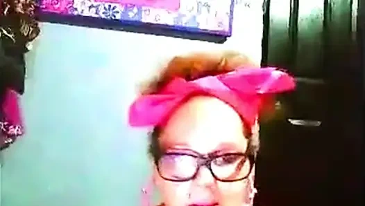 Pembe lastik eldivenli amcık parmaklıyor