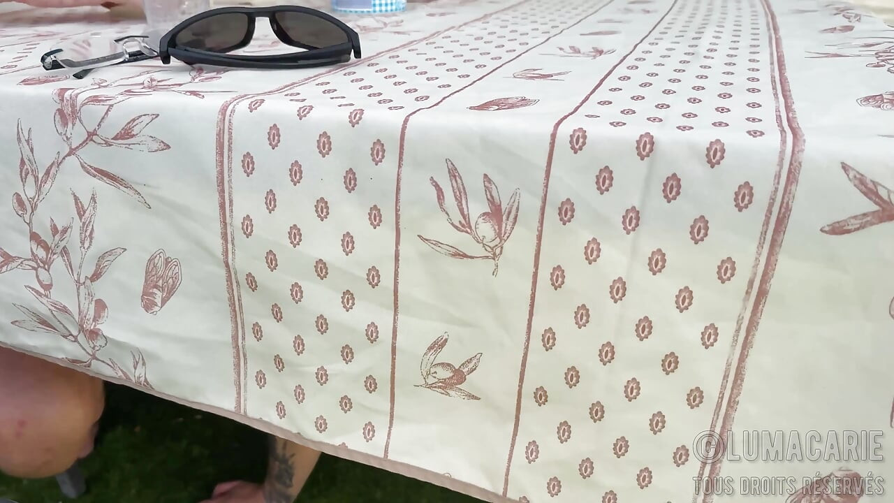 Jongens koken en meisjes zuigen onder de tafel