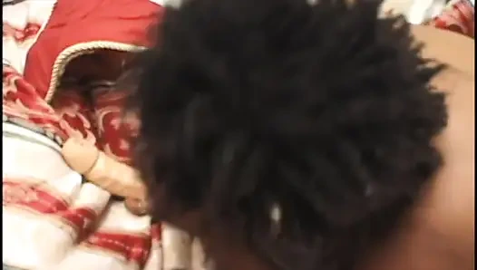 Зрелая толстушка дама чернокожая обаяние приглашает молодую пухлую красотку-красотку повеселиться с двусторонним дилдо