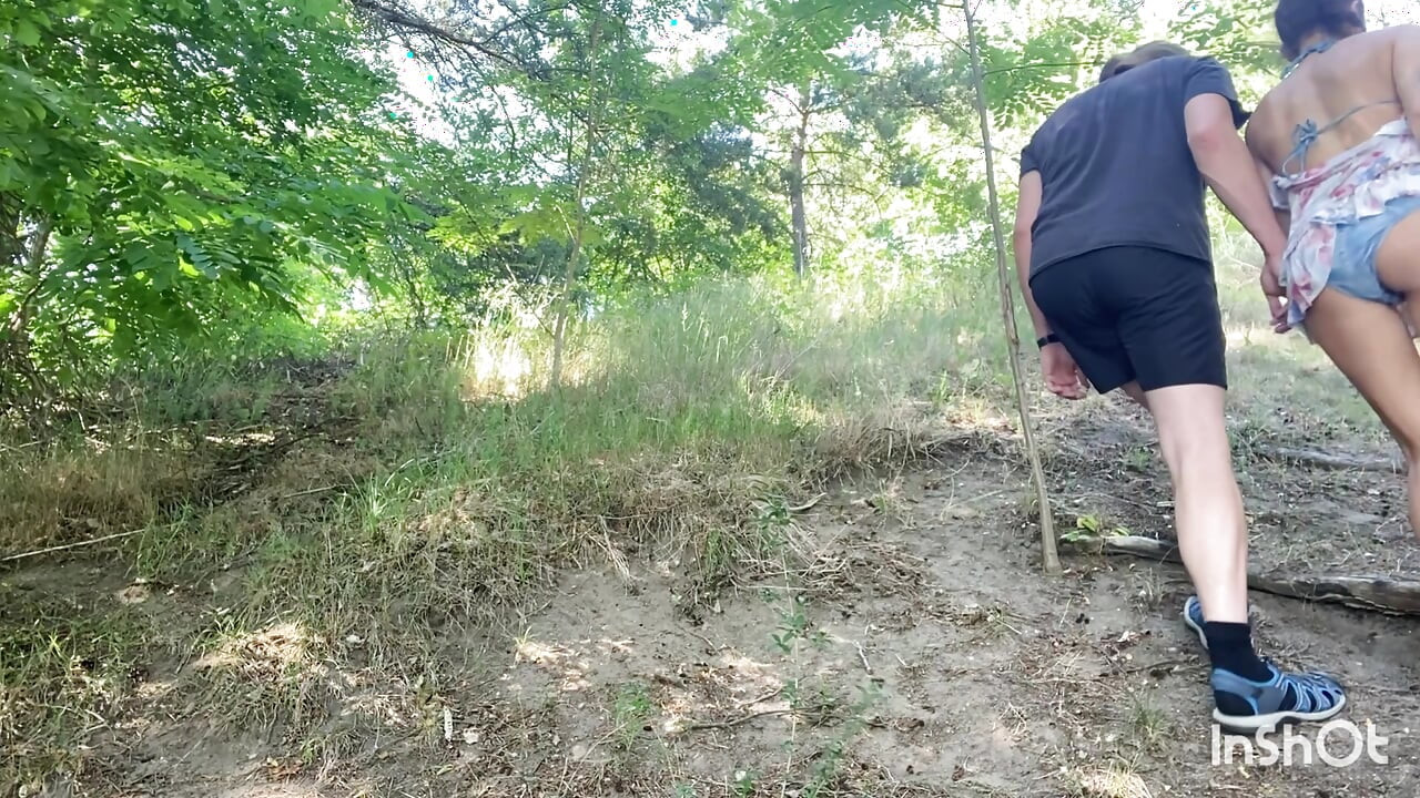 肮脏的牛撒尿被抓