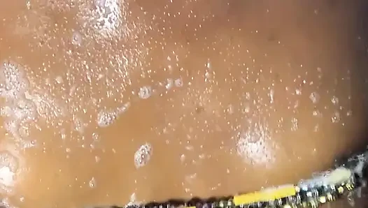Bagian kamar mandi cewek kulit hitam yang hot lagi goyangin toket dan pantatnya ke depan kamera