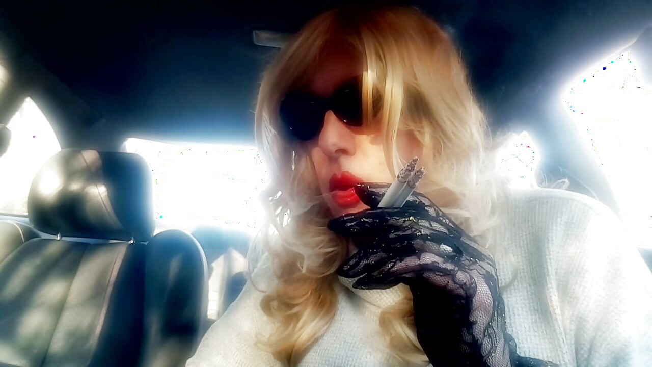 السيدة روثيرومان - شقراء TG تدخن 2 VS120 منثول في سيارتها