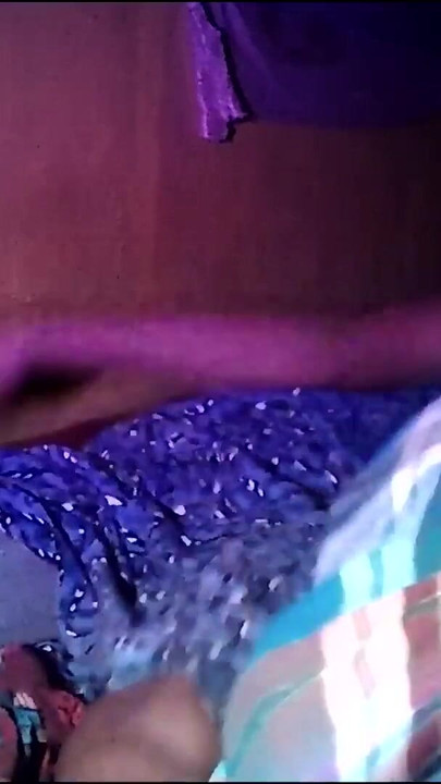 Trenutak koji morate podijeliti iz "Indijske seoske kućanice s velikim sisama koja se ljubi i zauzeta pokazivanjem"