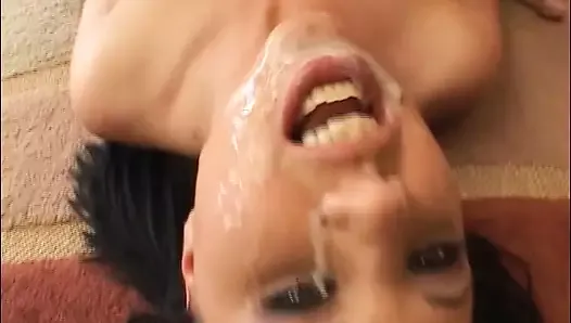 Okrągła niemiecka dziwka dostaje swoją piękną twarz pokrytą spermą