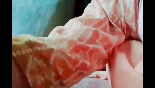 Her koca karısını yatakta mutlu tutamaz. Şu tatminsiz Hintli kadına bak. Kocasından memnun değil ama içinde başka biri var