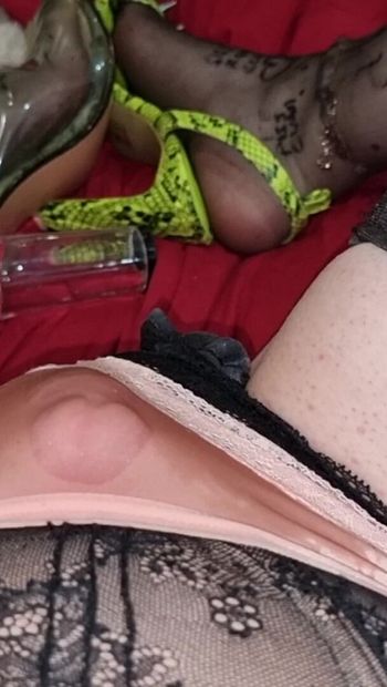 Kadın kılıklı kadın kılıklı travesti külotuma küçük bir çiş