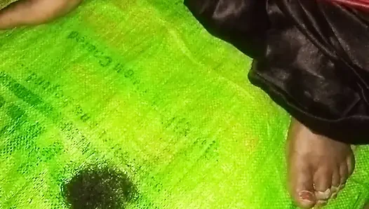 Bhabi ne baiya ke bal saf kiye fir chudai ki