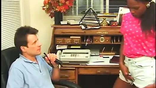 Siyah sürtük beyaz adam tarafından götten sikiliyor