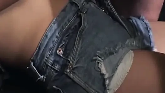 Sarışın orta yaşlı seksi kadın yarağı gırtlağına kadar alıyor ve ateşli yüze boşalma alıyor