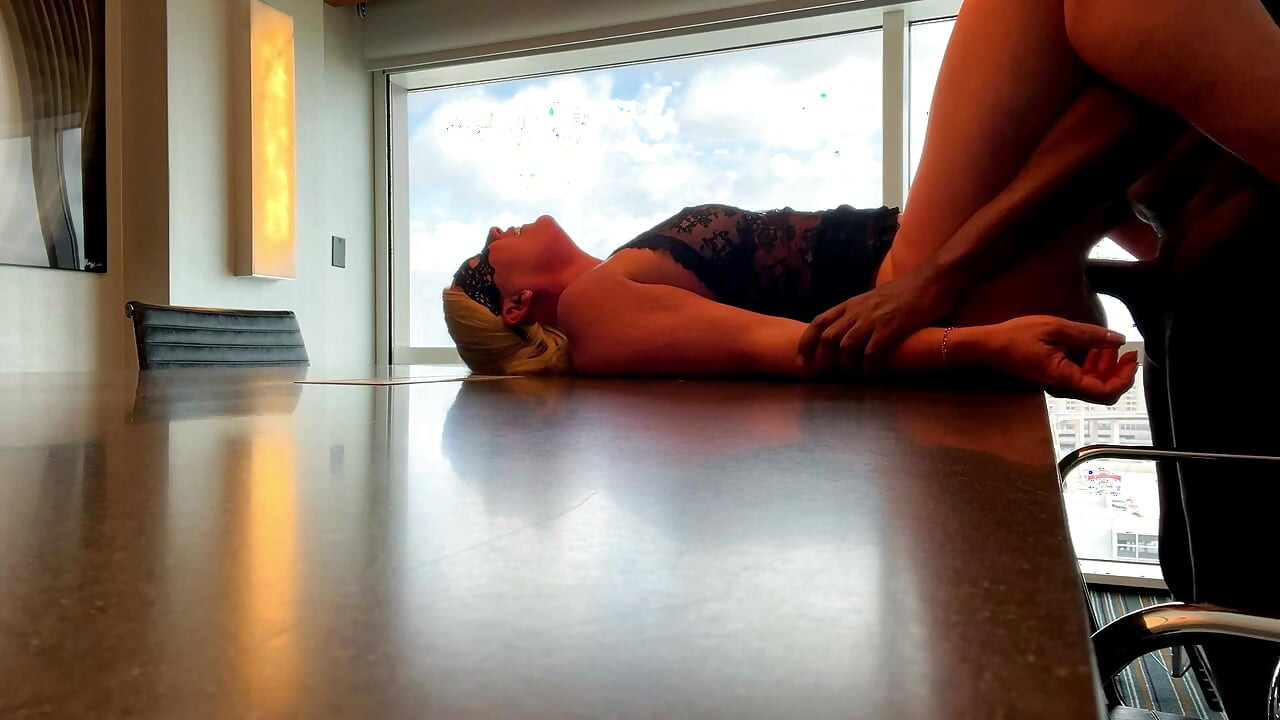 Fa Fiona fica curvada sobre sua mesa