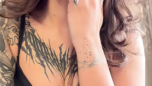 Ateşli korse azdırıyor - senin yarağınmış gibi parmaklarını emiyor