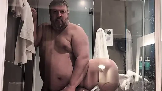 Üvey babam beni banyoda sikiyor