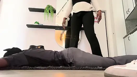 KADıN EGEMENLIĞI AYAK FETIŞI HAKIMIYETI