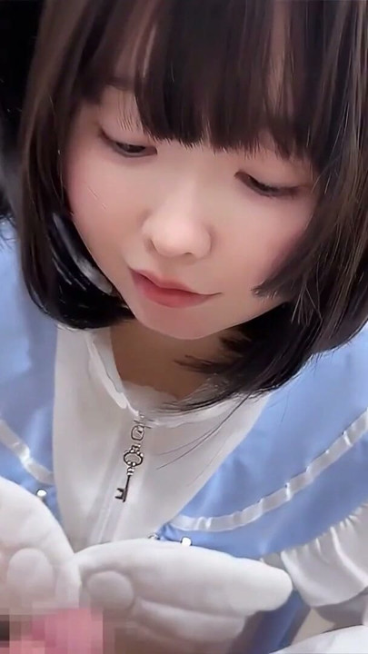 Anjo asiático do Japão deixa os clientes de pernas bambas com a sua chupada doce e definitiva | Clip 1