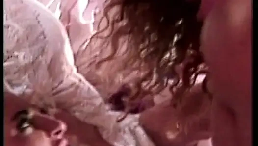 Sarışın Tarzan Fantezisi - Tutkulu Orman Öpücüğü Yoğun Yatak Odası Eylemine Yol açıyor