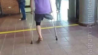 Amputowany facet idzie na spacer
