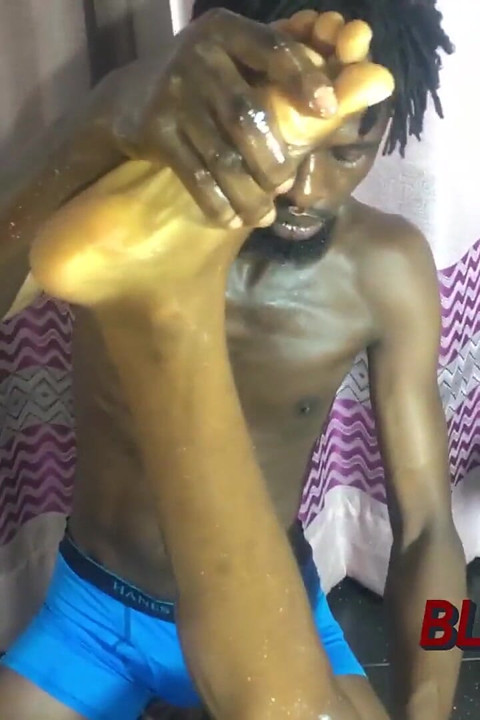 Joacă și acționându-se ca un maseur cu cel mai bun prieten al meu