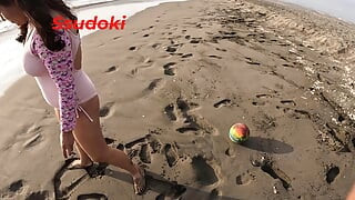 Wir sind an einen FKK-Strand gegangen, sie war so aufgeregt, ihr erstes Mal zu sein, dass sie mir ihre Brüste in der Öffentlichkeit vor allen zeigte