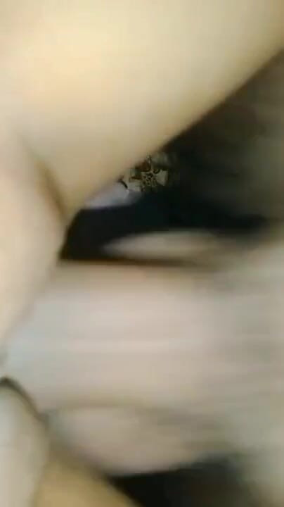 Ključni trenutak iz "Učinio sam svoju ženu jako blijedom u psećem stilu, vrući seksi video para desi žene bit će zabavno gledati video"
