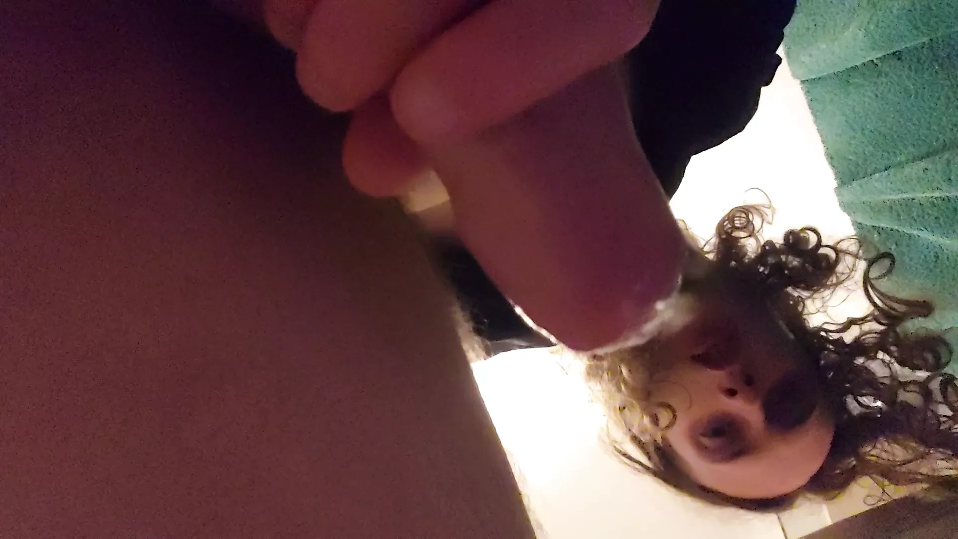 Jovencito se corre en tu cara. Precum y culo jugar