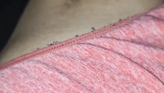 Melove zeigt ihre haarigen achselhöhlen und sie...