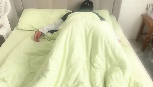 Я нашел дилдо на арабской женщине и позволил ей попробовать настоящий хуй