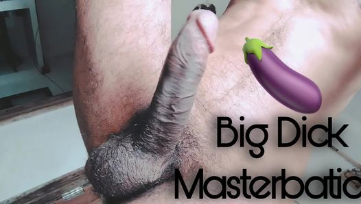 Se masturba con un pene grande