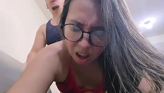 Üvey baba güzel, büyük götlü üvey kızını prezervatifsiz sikiyor