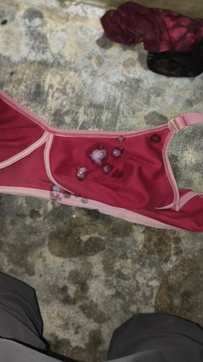 Aunty was drying her bra on out side and I cum in it