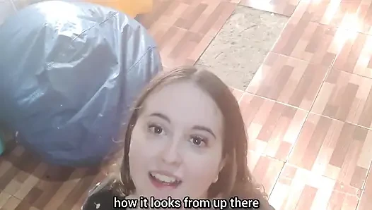 Du schaud also auf mich runter. Ich spreche schmutzig mit dir, ich gebe dir einen blowjob und ich masturbiere vor dir.