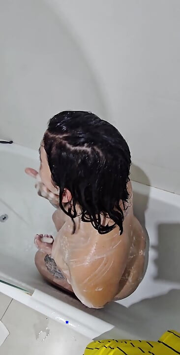 สาวผู้ใหญ่ไม่อยากเย็ดในห้องอาบน้ํา