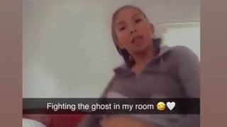 Латина подруга танцует в Snapchat
