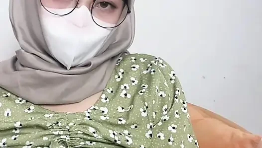 Young young mama shows off her perfect body