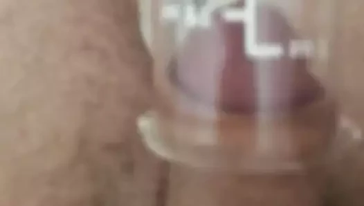 Mikropenis cam bir beherle osuruk sesi çıkarıyor