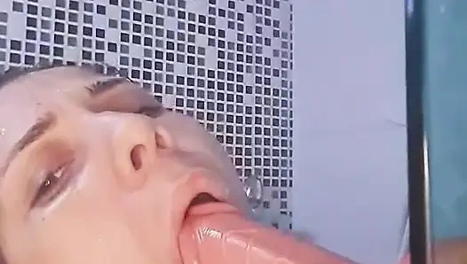 Горячая крошка мастурбирует в ванне