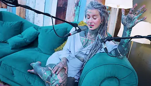 G - grattitude- asmr podcast sfw konuşuyor gotik sıska kız dreadlocks dövmeli model dövmeli kız