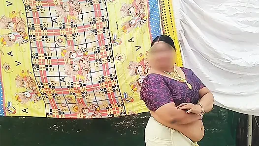 Geleneksel kerala tarzı giyinmiş yenge büyük seksi göğüslerini gösteriyor, üstsüz yürüyor