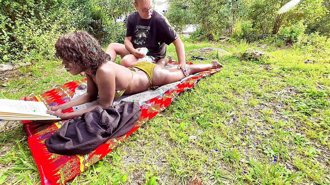 दो स्टोनर्स बगीचे में महान और नग्न हो रहे हैं