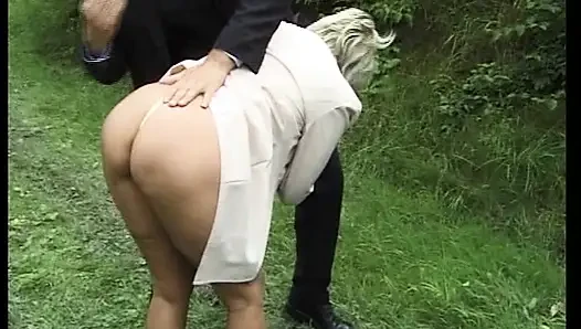 Tante girang Jerman tetek besar menunggangi kontol di alam