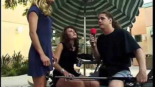 Blondes college-küken wurde von einem attraktiven typen aus der kameramannschaft gebohrt